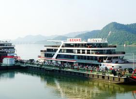 湖北宜昌：游客乘坐游轮游览长江三峡
