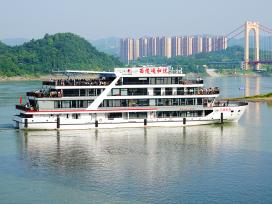 湖北宜昌：游客乘坐游轮游览长江三峡