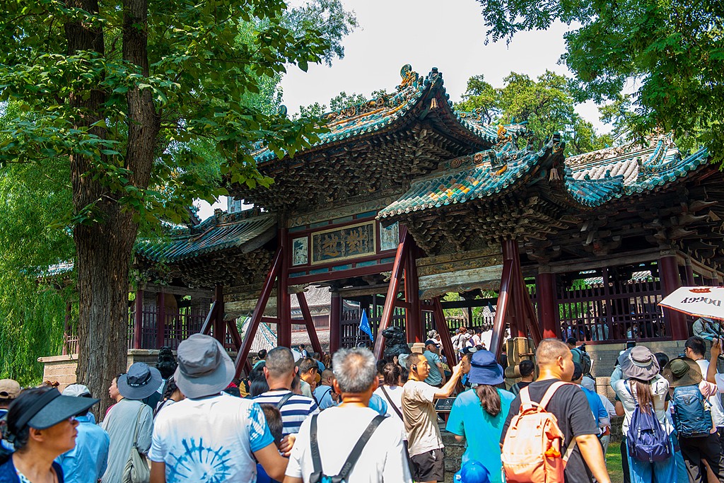 山西太原：众多游客参观晋祠博物馆