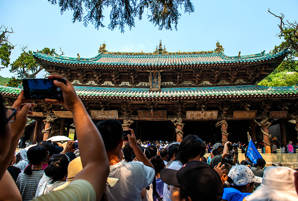 山西太原：众多游客参观晋祠博物馆