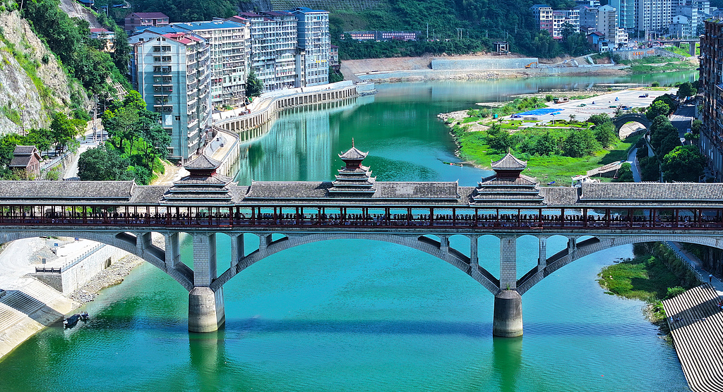 贵州锦屏：风雨桥上享清凉