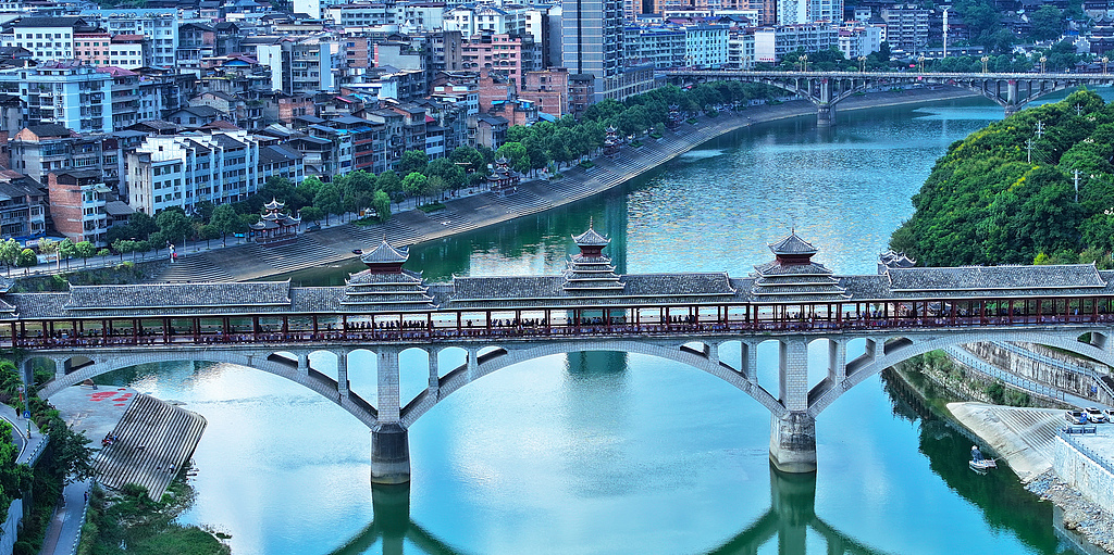 贵州锦屏：风雨桥上享清凉