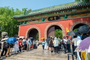 山西太原：众多游客参观晋祠博物馆