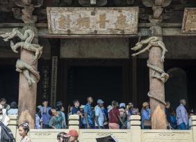山西太原：众多游客参观晋祠博物馆