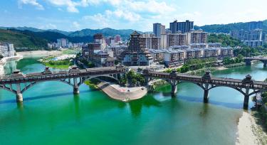 贵州锦屏：风雨桥上享清凉