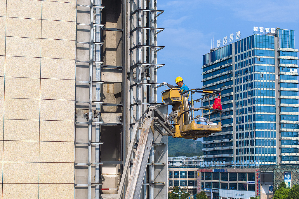 安徽芜湖：工人避开高温时段施工作业