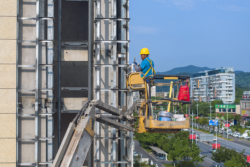 安徽芜湖：工人避开高温时段施工作业