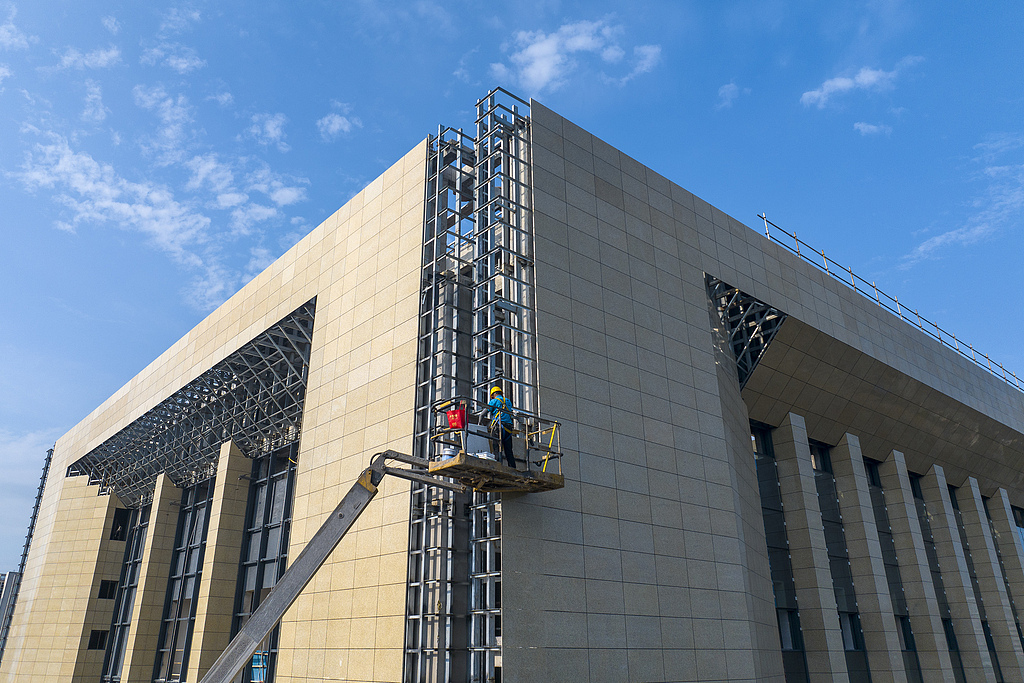 安徽芜湖：工人避开高温时段施工作业