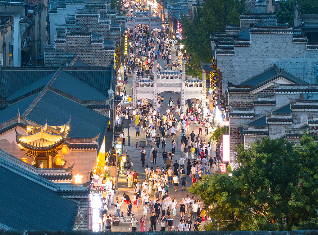 湖北襄阳：游客漫步古城