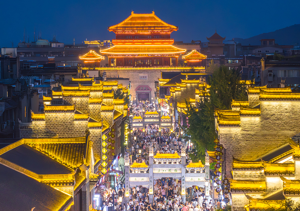 湖北襄阳：游客漫步古城