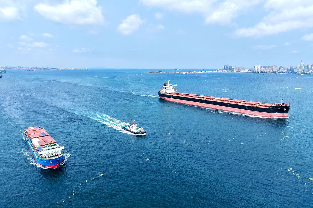 青岛：胶州湾黄金水道巨轮穿梭往来