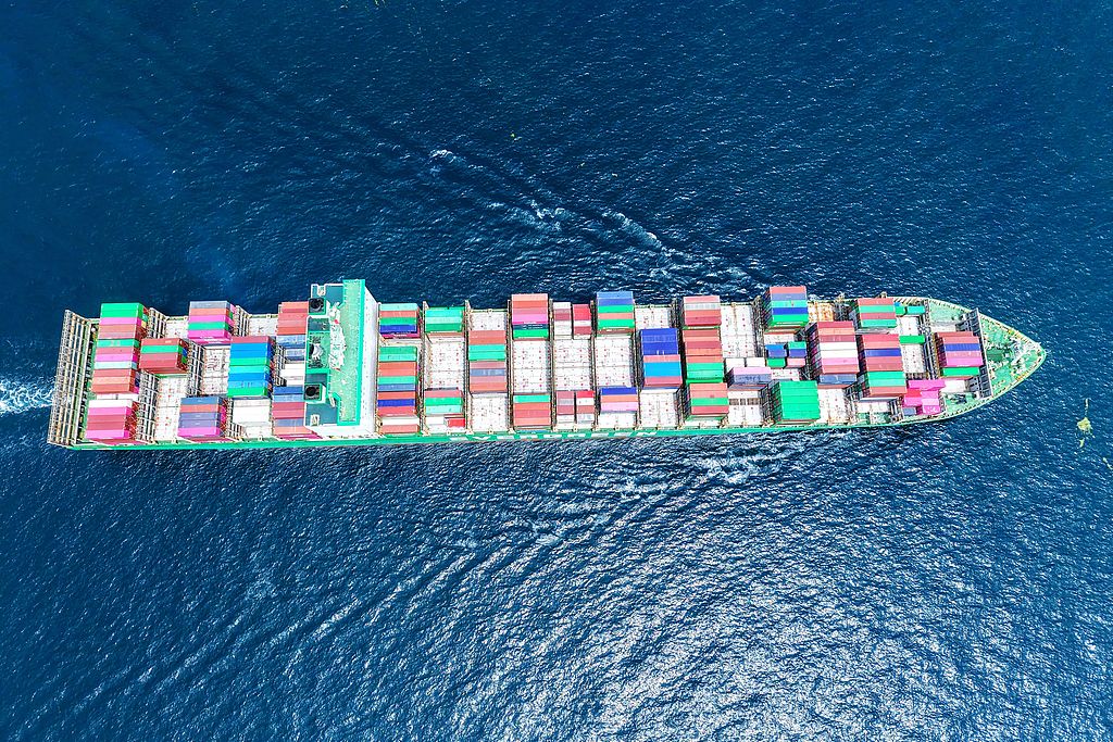 青岛：胶州湾黄金水道巨轮穿梭往来