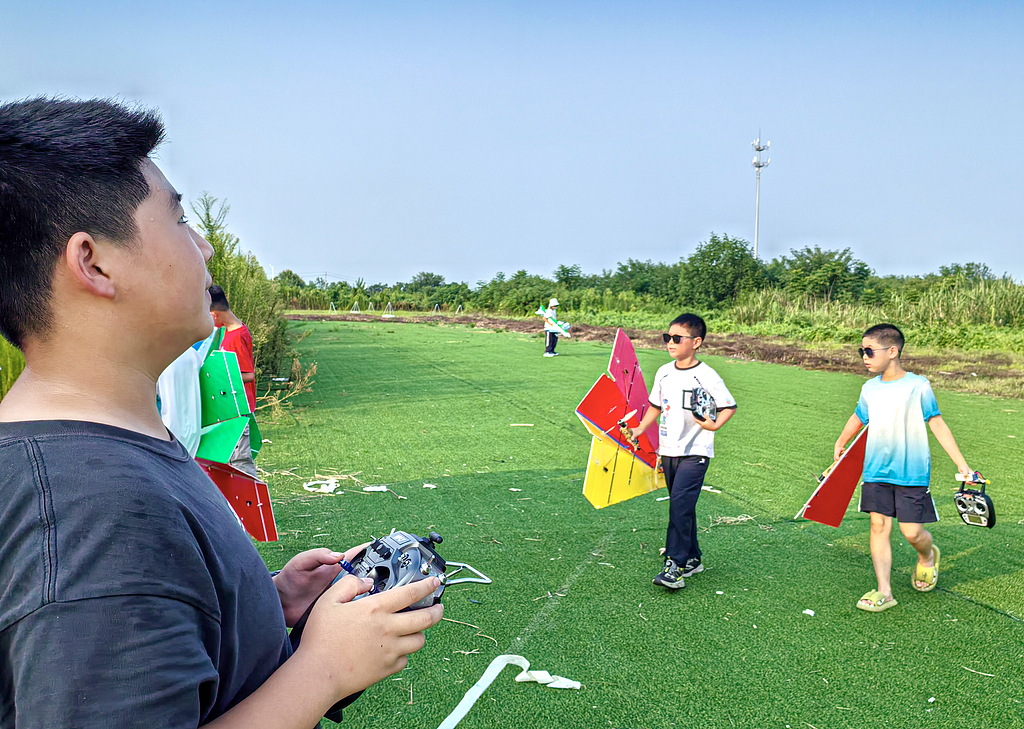 江苏镇江：小飞手暑假学航模