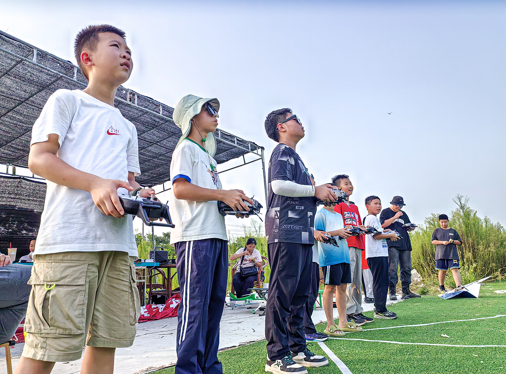 江苏镇江：小飞手暑假学航模