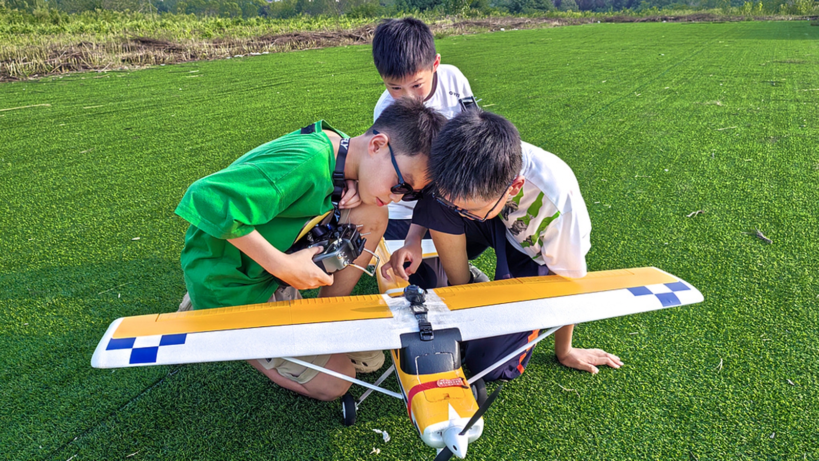 江苏镇江：小飞手暑假学航模