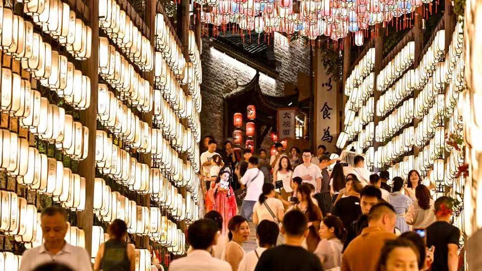 Hi財經丨點亮夏日圖景 暑期經濟撬動消費熱情