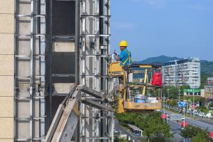 安徽芜湖：工人避开高温时段施工作业