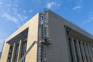 安徽芜湖：工人避开高温时段施工作业