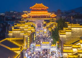 湖北襄阳：游客漫步古城