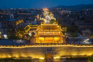 湖北襄阳：游客漫步古城