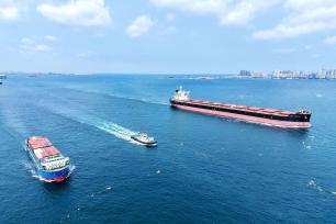 青岛：胶州湾黄金水道巨轮穿梭往来