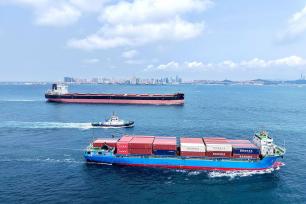 青岛：胶州湾黄金水道巨轮穿梭往来