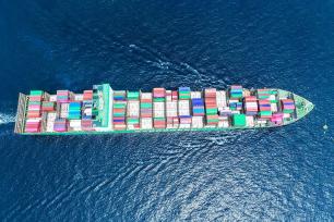 青岛：胶州湾黄金水道巨轮穿梭往来