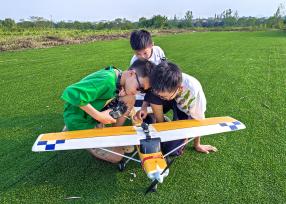 江苏镇江：小飞手暑假学航模
