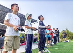 江苏镇江：小飞手暑假学航模