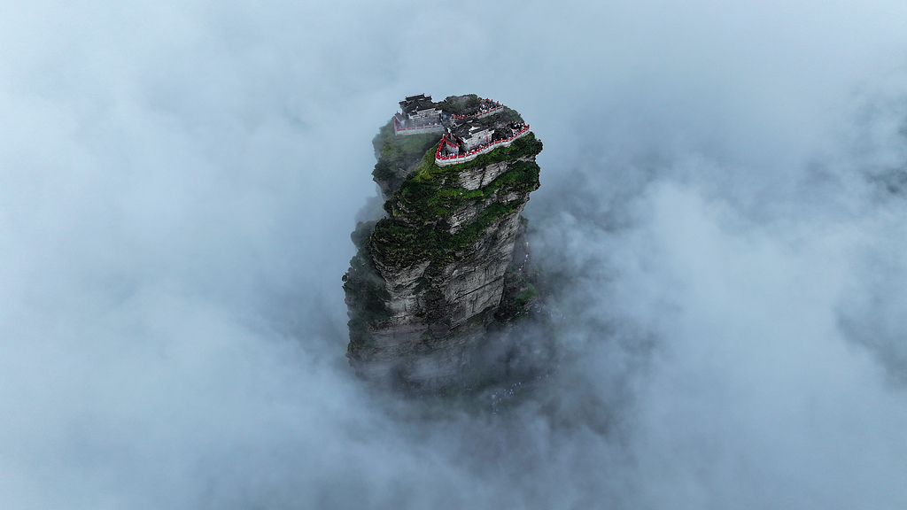 贵州铜仁：游客在梵净山景区游览避暑