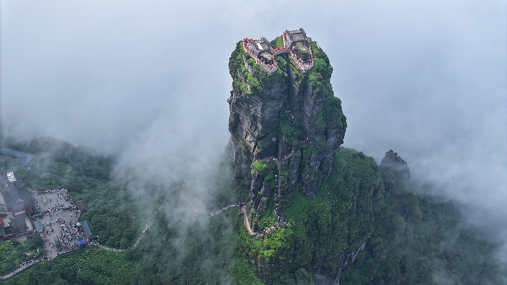 贵州铜仁：游客在梵净山景区游览避暑