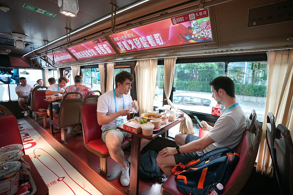 成都：外籍运动员感受市井烟火气