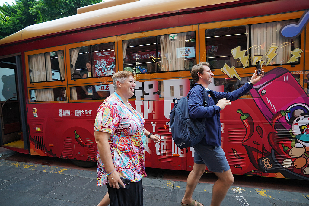 成都：外籍运动员感受市井烟火气