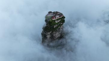 贵州铜仁：游客在梵净山景区游览避暑