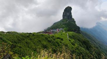 贵州铜仁：游客在梵净山景区游览避暑