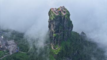 贵州铜仁：游客在梵净山景区游览避暑