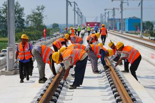 安徽淮北：淮宿蚌城际铁路全线铺轨