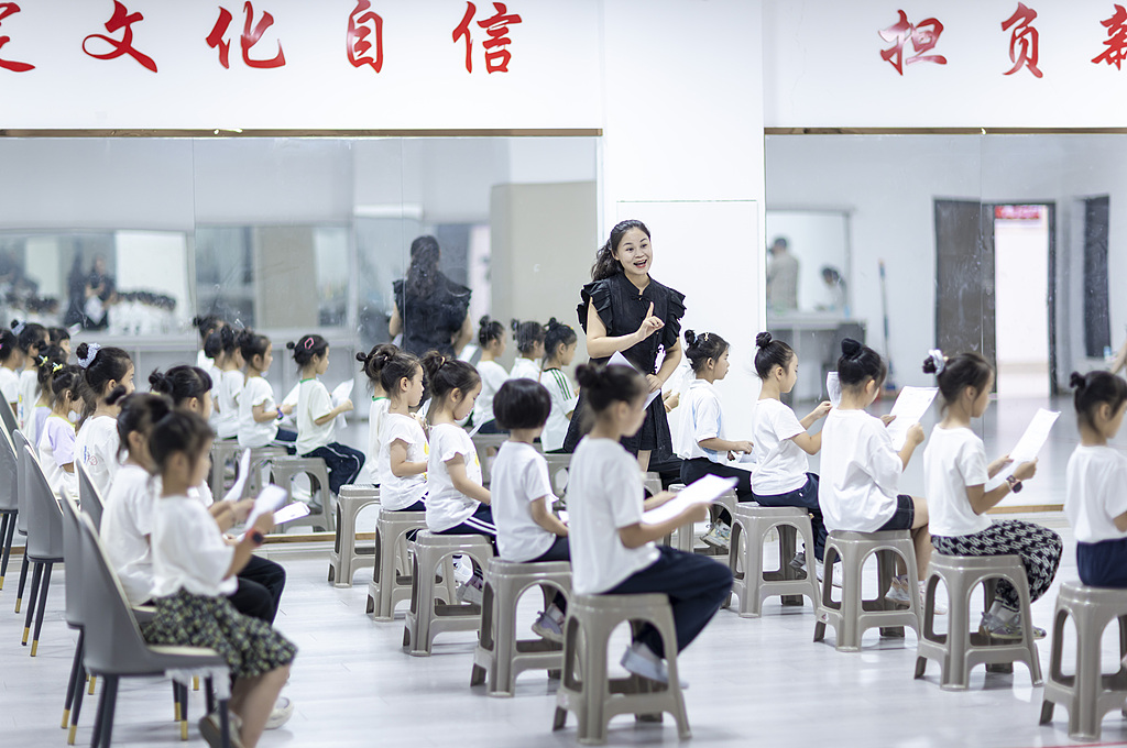 江西瑞昌：学生暑期体验采茶戏