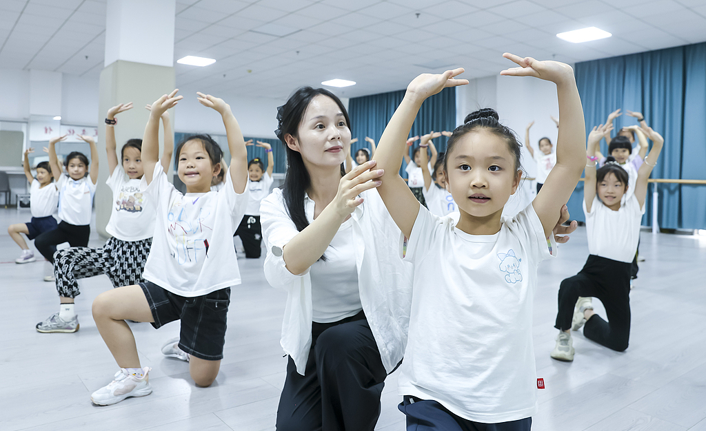 江西瑞昌：学生暑期体验采茶戏