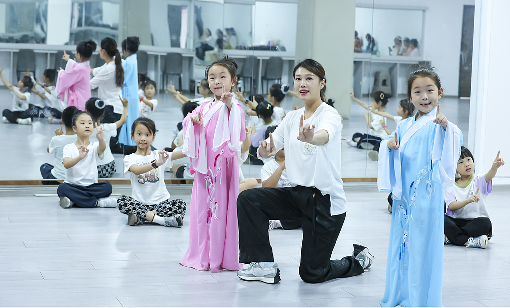 江西瑞昌：学生暑期体验采茶戏