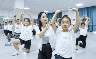 江西瑞昌：学生暑期体验采茶戏