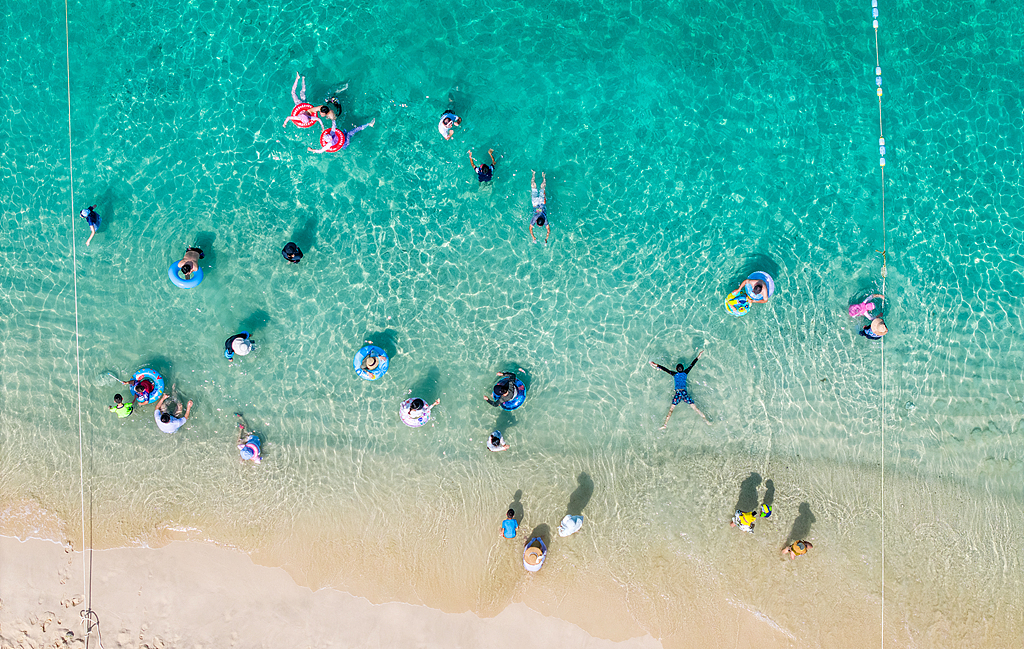 海南三亚：众多游客体验水上项目