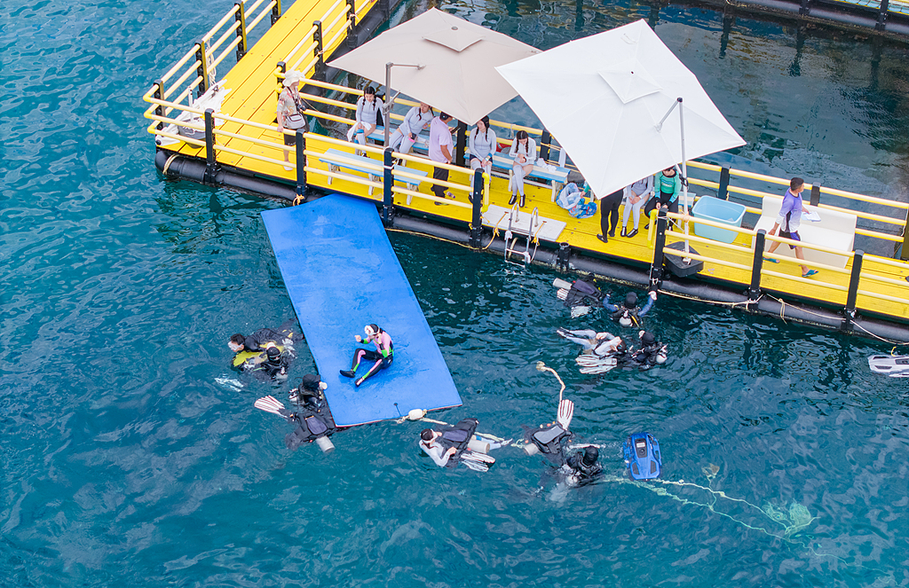 海南三亚：众多游客体验水上项目