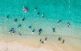 海南三亚：众多游客体验水上项目