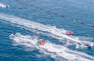 海南三亚：众多游客体验水上项目