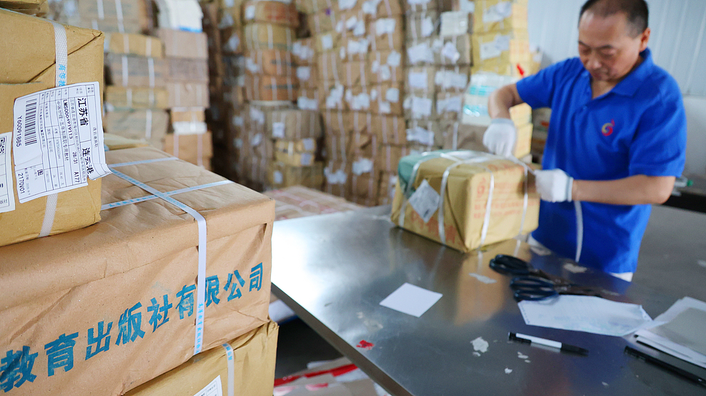 江苏连云港：新华书店打包配送新教材