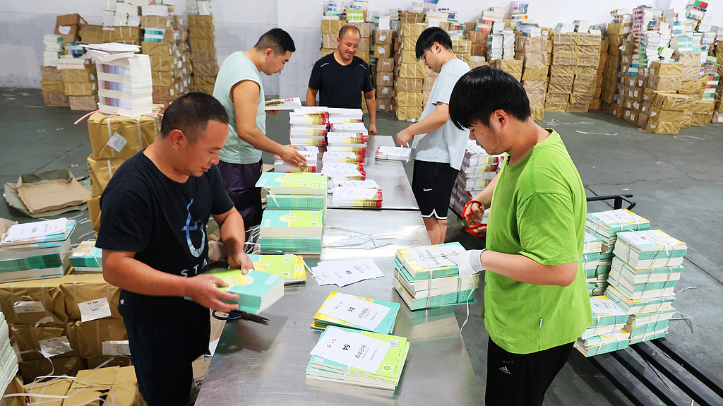 江苏连云港：新华书店打包配送新教材