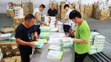 江苏连云港：新华书店打包配送新教材