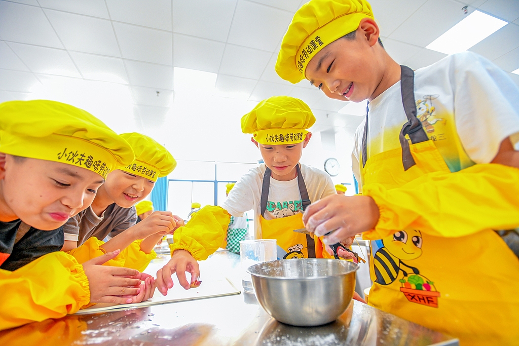 湖北英山：小朋友动手体验面点制作