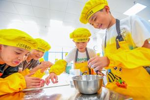 湖北英山：小朋友动手体验面点制作